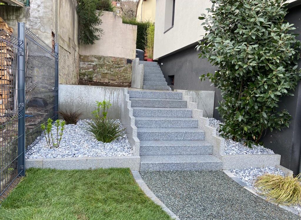 Comment cr&eacute;er une entr&eacute;e de maison pratique sans perdre le charme du jardin ? Belfort